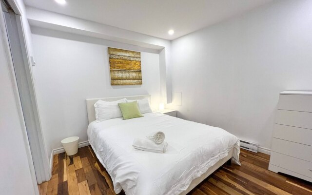 Chic Townhome With Garage Dt Mtl