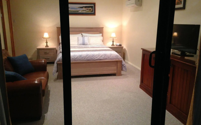 Southern Anchorage Retreat