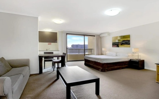 Studio with balcony at College St – Guest Rooms – Sydney