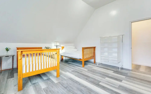Ludlow Townhome: 3 Mi to Okemo Mountain!