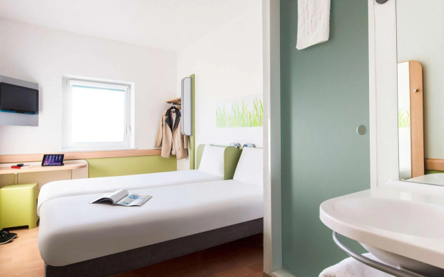 ibis budget Manchester Salford Quays - Image 6