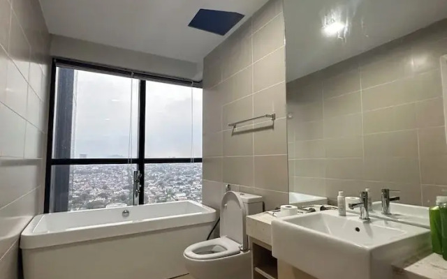 Skyline Luxe 4BR Retreat with En-suites