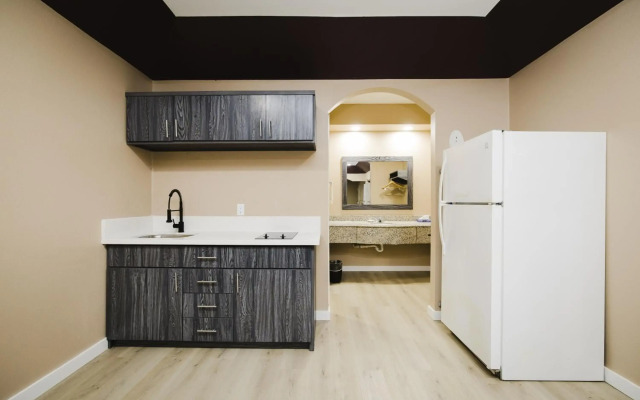 Sapphire Inn & Suites