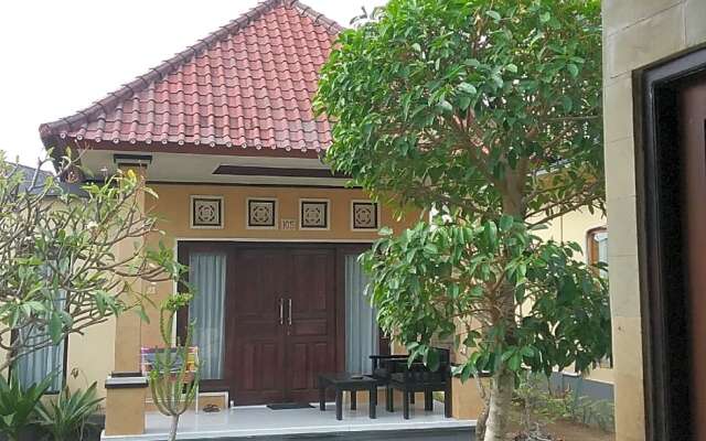 Yogi Beach Bungalow & Restaurant Lembongan