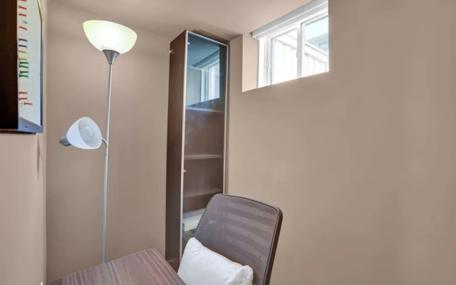 Stylish Mississauga Lower Unit BBQ Yard Paradise