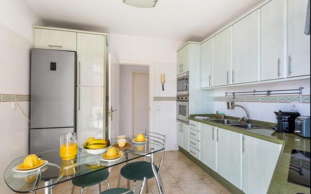 Beachfront triplex with swimming pool parking
