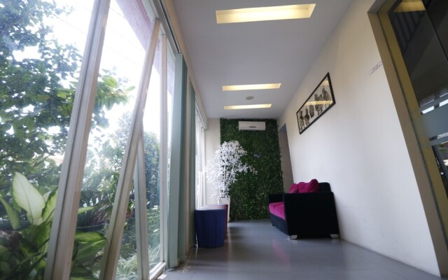 RedDoorz Plus @ Airlangga Mataram
