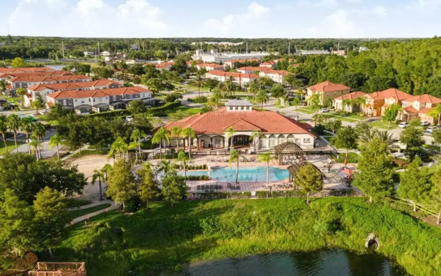 16 Guest Lakefront Home w Pool BBQ