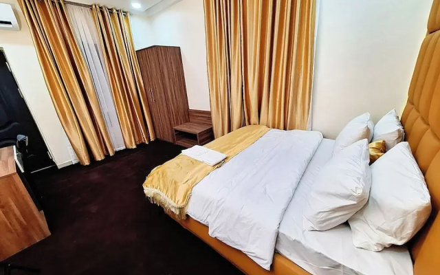 Luxxe Suites By Almond