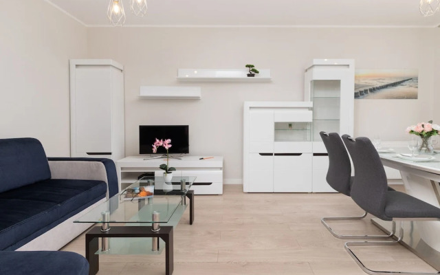 Gdańsk Zaspa Apartment by Renters