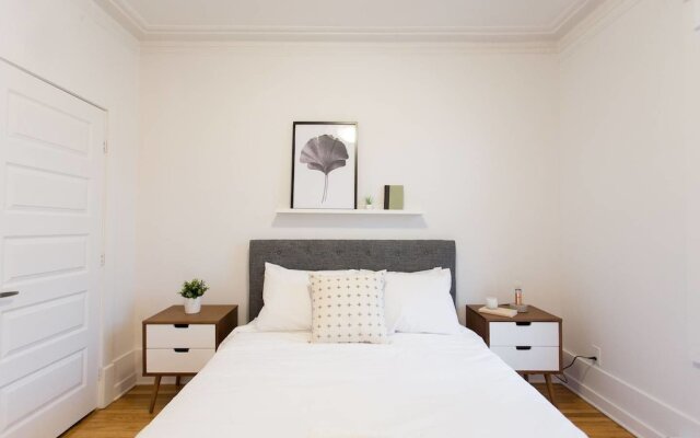 Charming Montreal 3 bdr Apartment Next to Subway