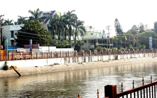 Hotel Parisutham