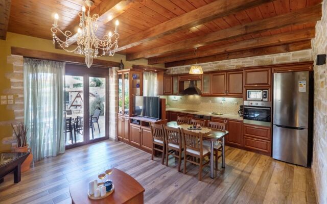 Luxurious Villa With Private Pool, Near a Couple of Restaurants & Sandy Beach