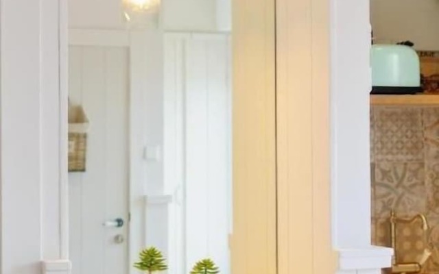 The Beach House - Studios & Suites