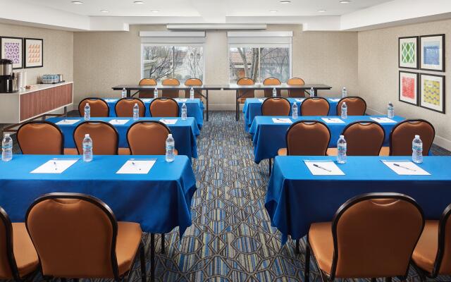 Holiday Inn Express Suites Belmont by IHG