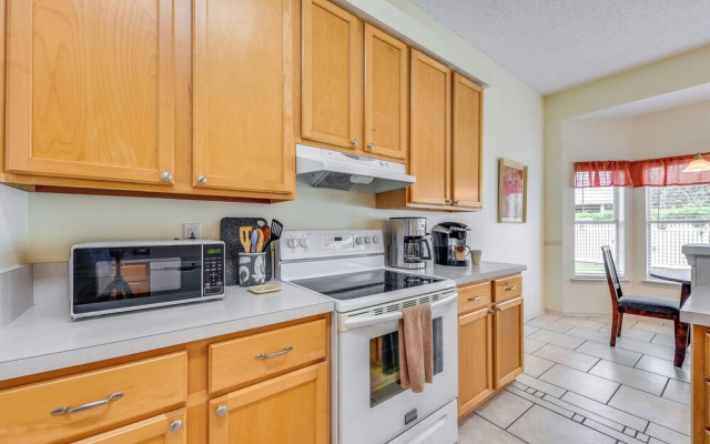 Lovely Family Home w/ Lanai, 6 Mi to Amelia Island