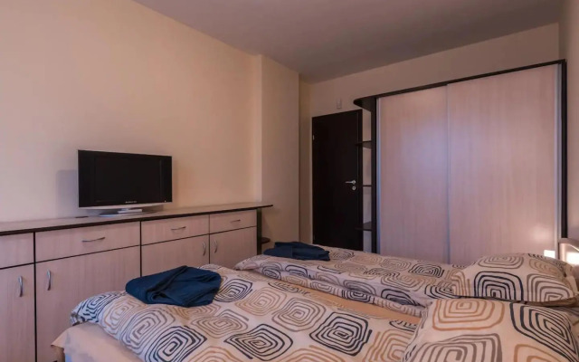 Charming, Fully-furnished, 2-bedroom apartment