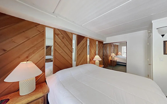 Two Bedroom Units at 1849 Condos With 3 Hot Tubs & Slopeside