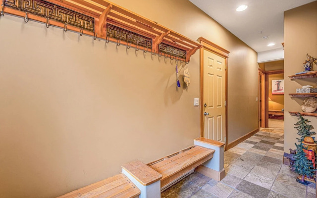 Treetop Getaway Ski In And Out Sleeps 10