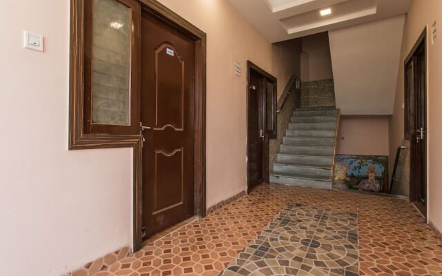 OYO 12161 Hotel Madhur Inn