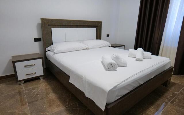 The Peak Hotel & Lounge