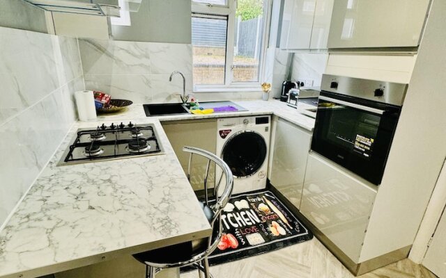 4 Bedrooms Full House Stourbridge Birmingham