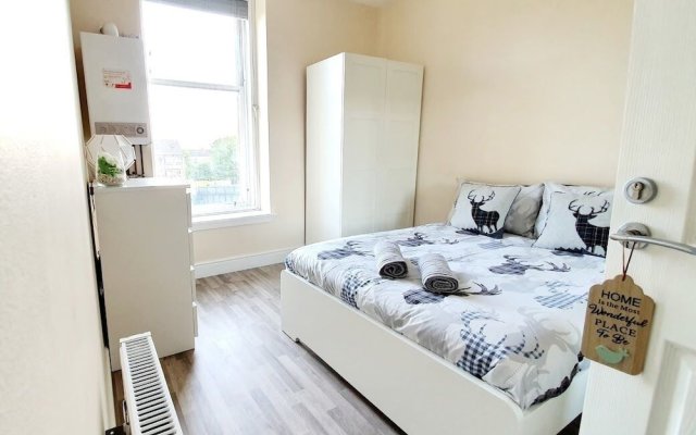 Gorgeous, Light & Airy Apartment in the Heart of the West End, Close to SEC and Hydro