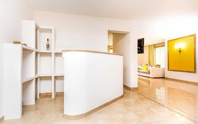 Luxury Apartment In Versace Style