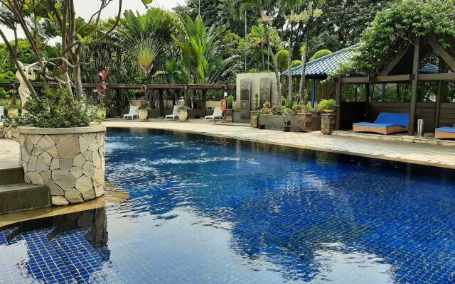 Stylish and Posh Studio Park Royale Apartment