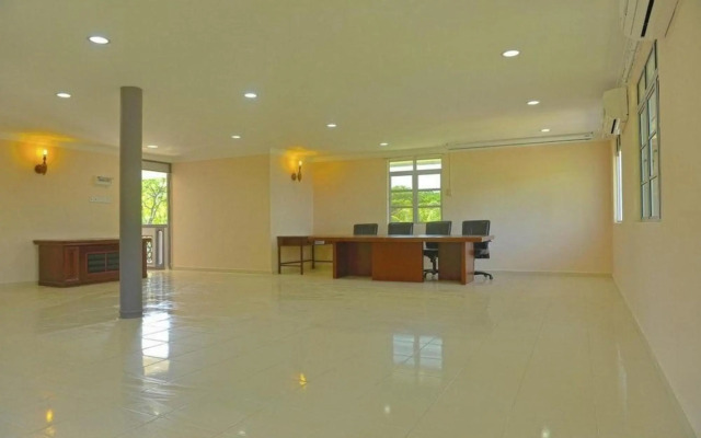 Penarak Bamboo Beach Motel