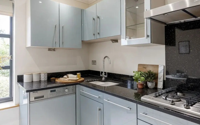 Riverside Home with Private Parking