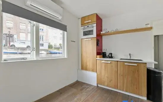 HouseBoat next to AMSTEL