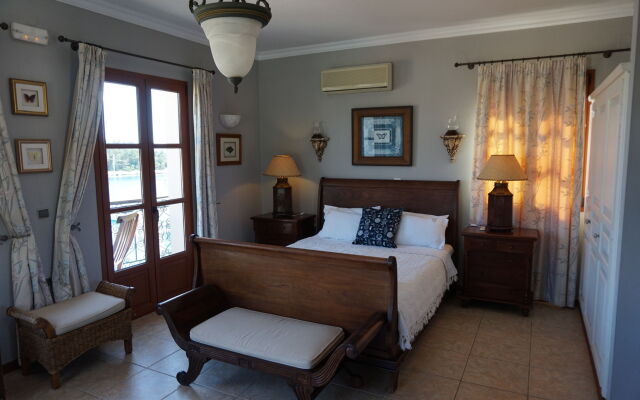 Faros Suites - Adults Only