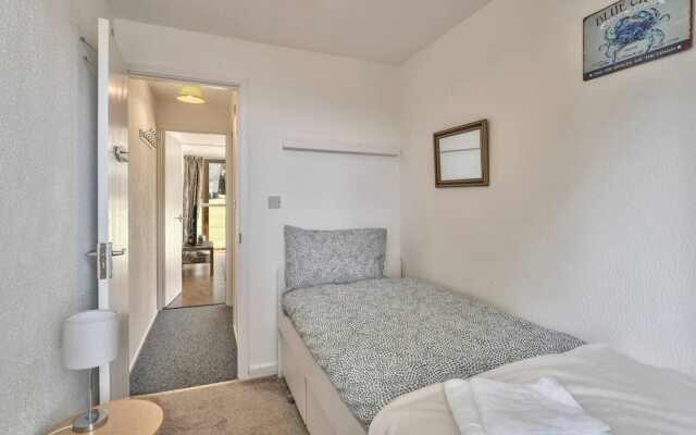 The Lookout, Sunny Beach Retreat, Sleeps 5 Guests