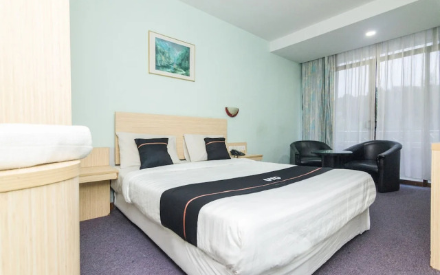 OYO 2065 Holly Sentosa Hotel