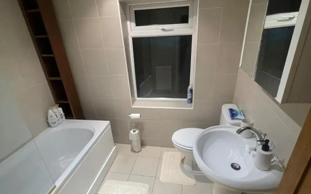 4br-sleeps10-garden-freeparking