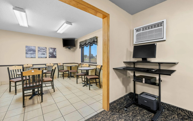 Super 8 by Wyndham Alexandria MN