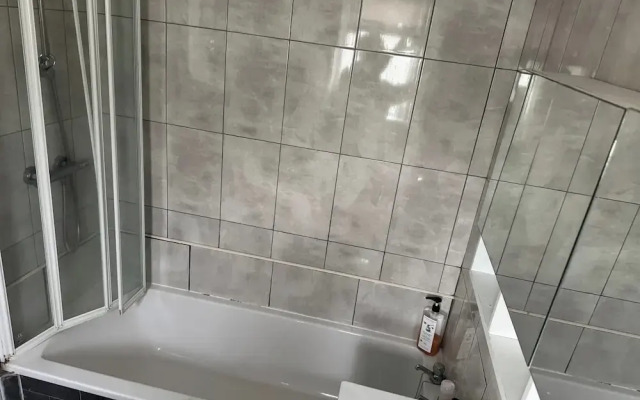 Knotty Ash - 3 Beds - Sleeps 6 - On-site Parking