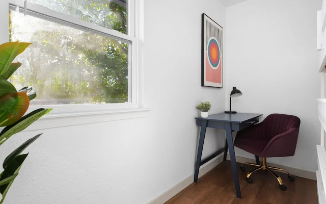 Cozy-Chic 2BR  Patio Ideal for Groups