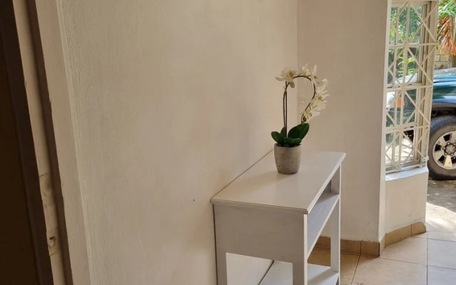Csompo Empire one bedroom apt
