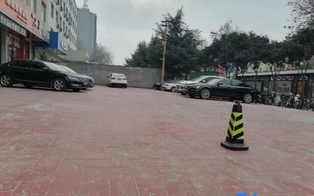 Yuncheng Tomato Hotel (Nanfeng Plaza Municipal Government Store)
