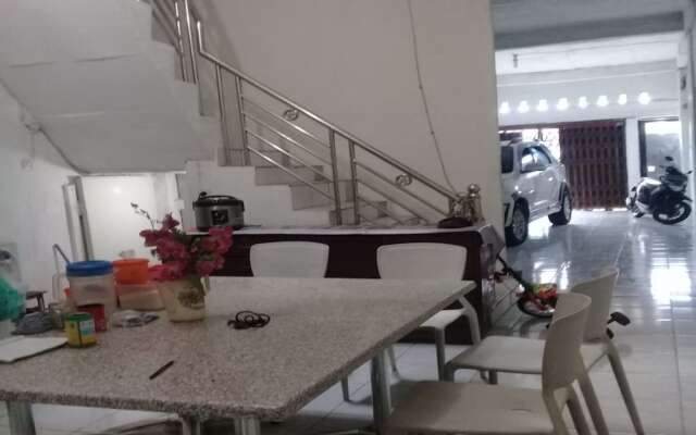SPOT ON 93460 Lewi Family Guest House Near GBKP Bangun Mulia Km. 11