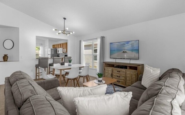 3 Bedrooms S / Lake Berkley Home by RedAwning