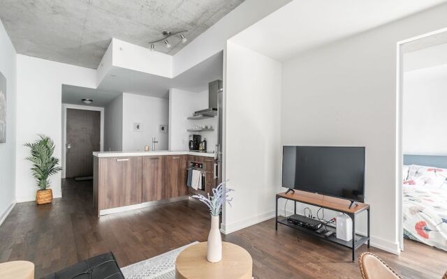 Stylish and Bright 1BR Condo King West