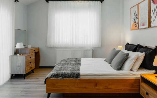 Stylish Flat w Balcony Near Lara Beach
