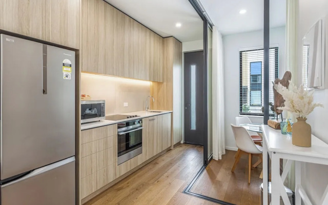 Fresh & sleek Grey Lynn unit with private patio