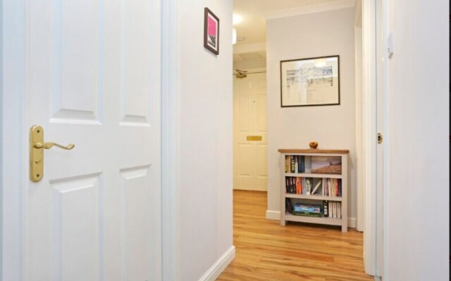 Sophisticated Apt in Trendy Leith Port District
