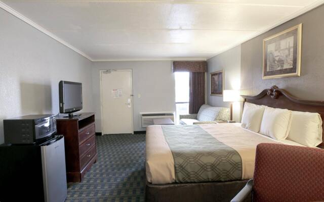 Econo Lodge near The Domain - The Arboretum