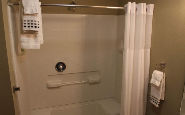 Eagle's Den Suites Cotulla a Travelodge by Wyndham