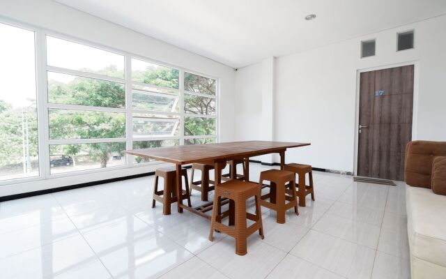 OYO 1884 Sunshine Hostel